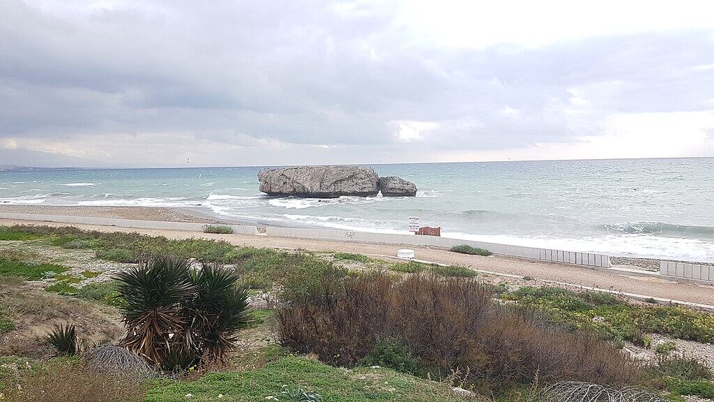 1024px-Piedra_Paloma_II_dog_beach_view