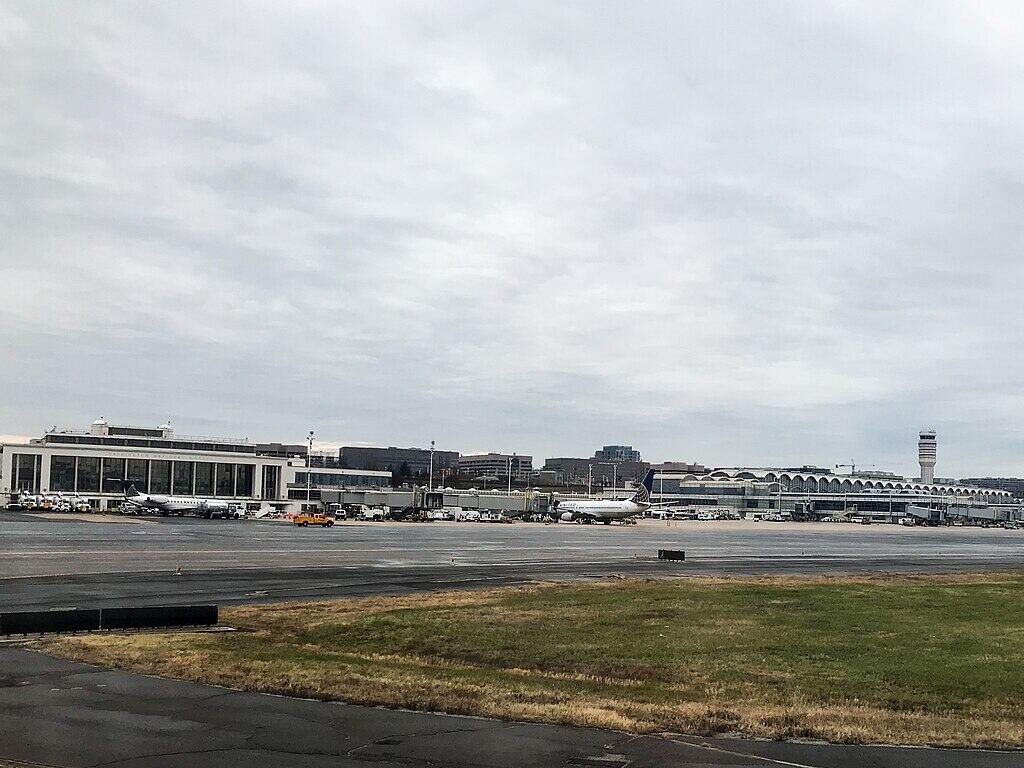 1024px-Reagan_National_Airport_from_Taxiway