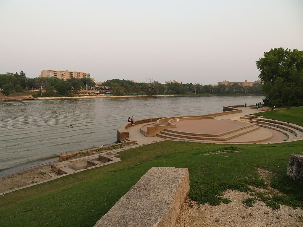 1024px-Red_River_of_the_North,_The_Forks,_Winnipeg,_Manitoba_(29035288777)