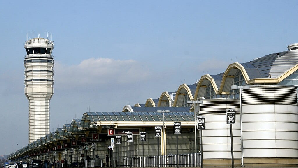 1024px-Ronald_Reagan_Washington_National_Airport_-_entrance_and_control_tower