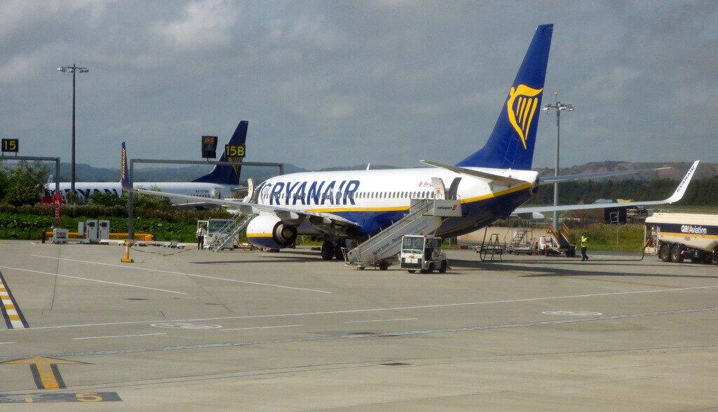 1024px-Ryanair_aircraft_at_Edinburgh_Airport_-_geograph.org.uk_-_6610674