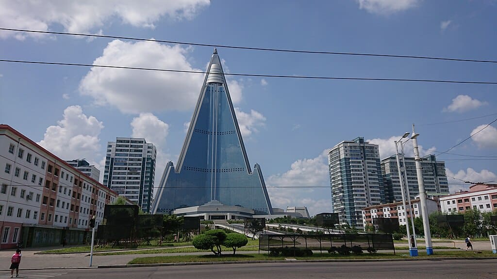1024px-Ryugyong_Hotel_-_04