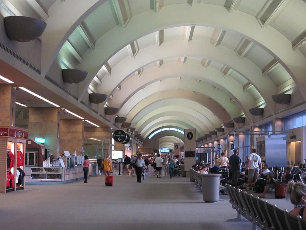 1024px-SNA_waiting_area_5