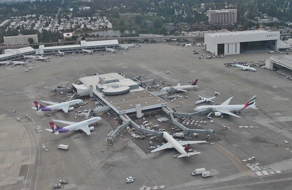 1024px-Sea-Tac_Airport_International_Terminal_(South_Satellite)_aerial_view,_2016