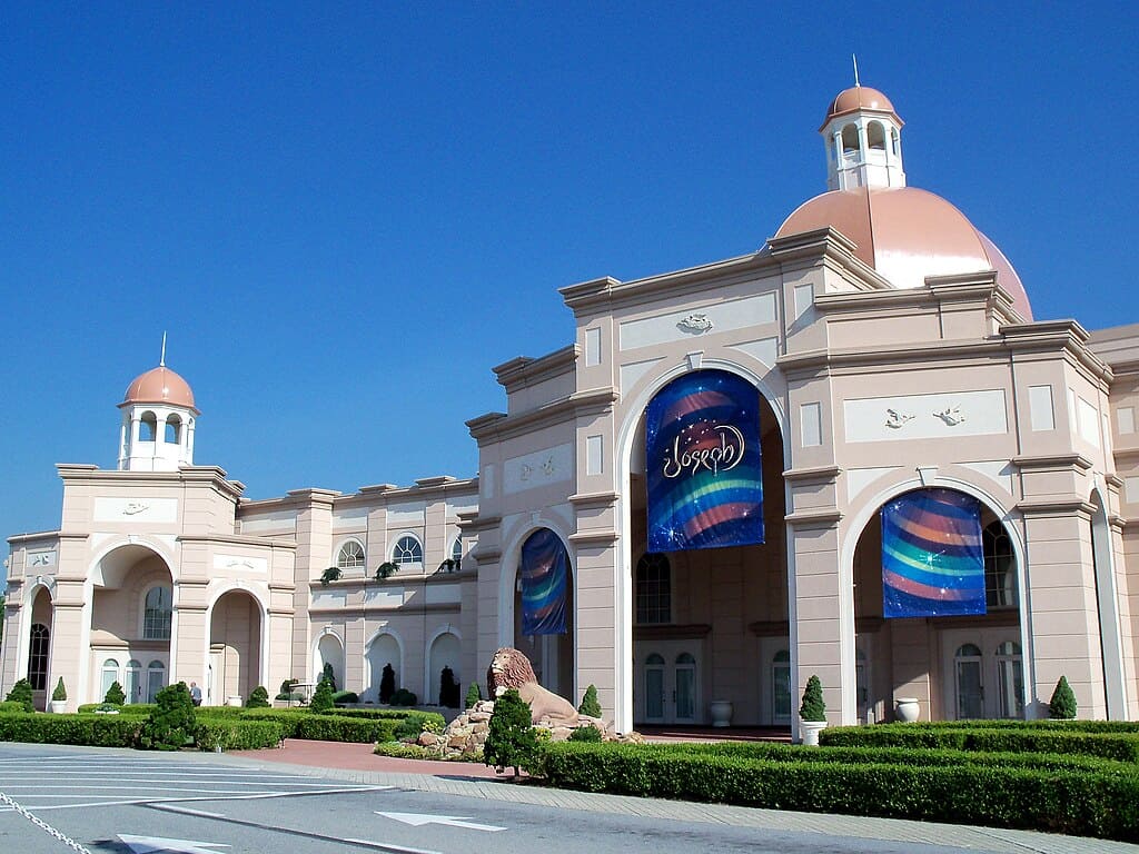 1024px-Sight_and_Sound_Theatres_-_panoramio