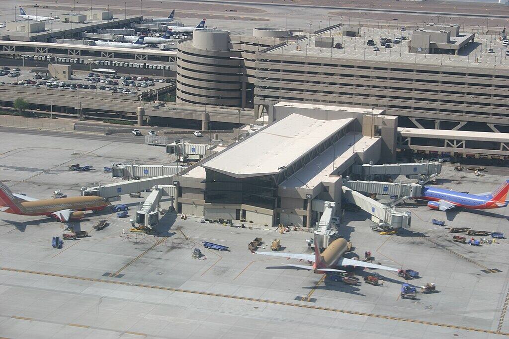 1024px-Sky_Harbor_-_2008-08-29_-_Terminal_4_S2_Concourse_from_Air
