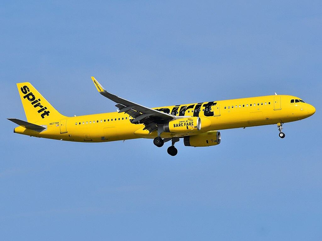 1024px-Spirit_Airlines_Airbus_A321-231_N677NK_approaching_Newark_Airport