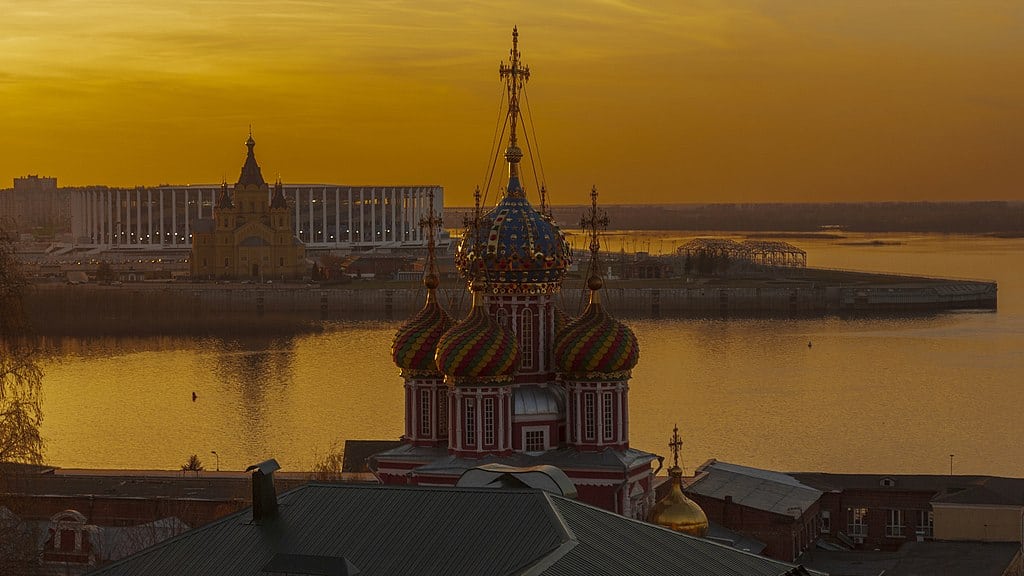 1024px-Spit_of_Nizhny_Novgorod_and_Stroganov_Church_at_sunset_01