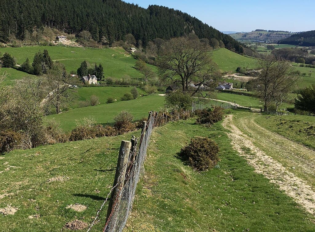 1024px-Stowe_Farm_and_village,_South_Shropshire_-_geograph.org.uk_-_6127923