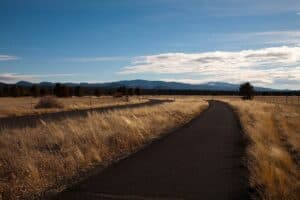 1024px-Sunriver,_Oregon_bike_path