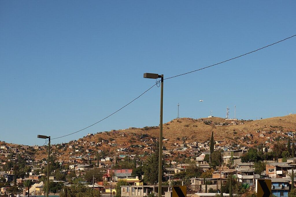 1024px-Tactical_Aerostat_over_Nogales,_Arizona,_viewed_from_Nogales,_Mexico