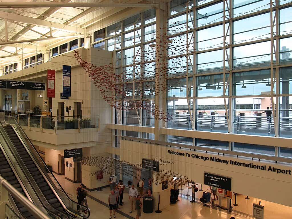 1024px-Ticketing_Area,_Chicago_Midway_International_Airport,_Chicago,_Illinois_(9179710401)