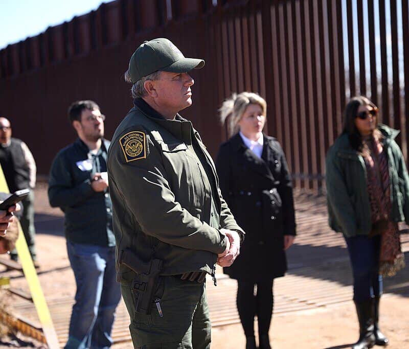 1024px-U.S._Customs_and_Border_Protection_agent_(53545534717)