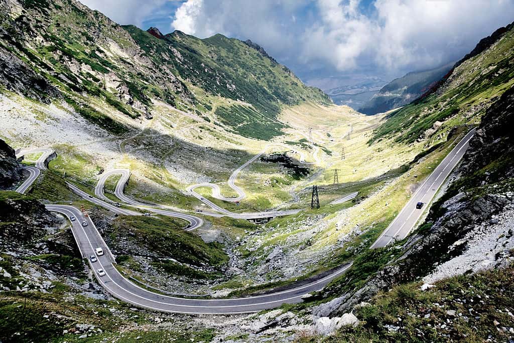 1024px-Wide_view_over_the_northern_Transfagarasan