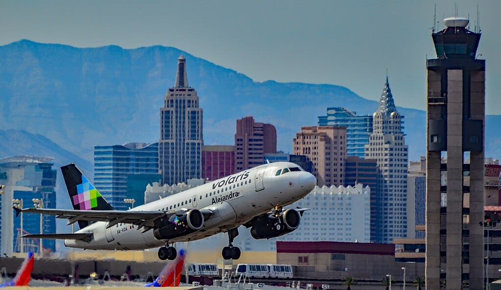 1024px-XA-VOA_Volaris_Airbus_A319-133_(cn_2771)_%22Alejandra%22