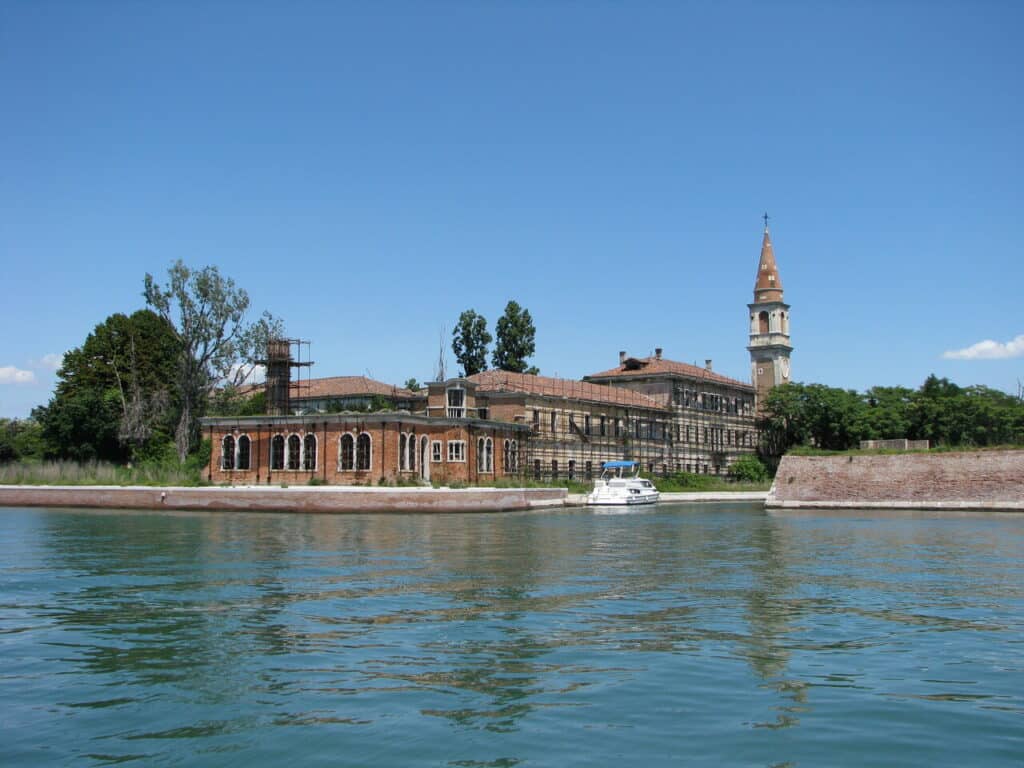 Poveglia_Closeup_of_Hospital-2