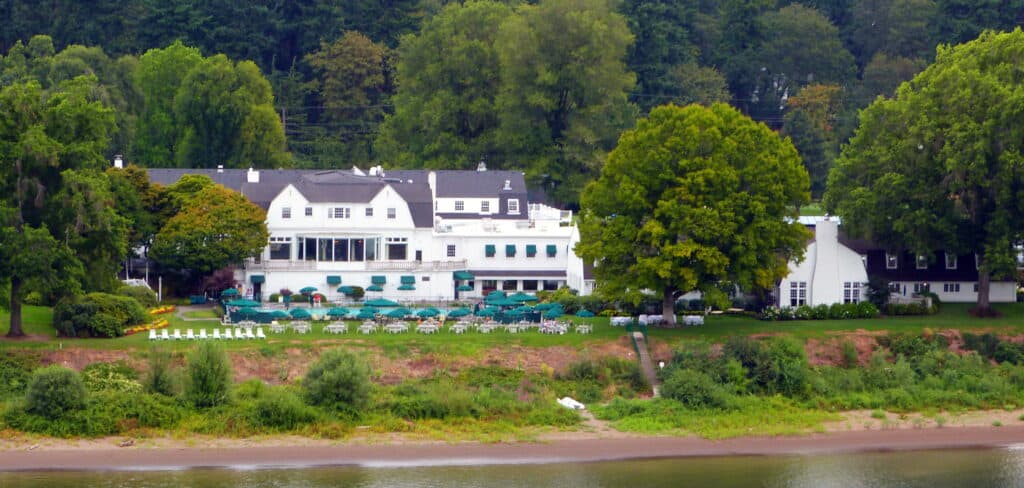 golf community clubhouse dusk