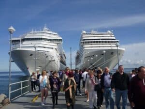 cruise ship passengers rushing port dock