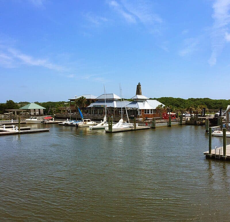 1024px-Bald_Head_Island_NC_-_Harbor_-_panoramio_(1)