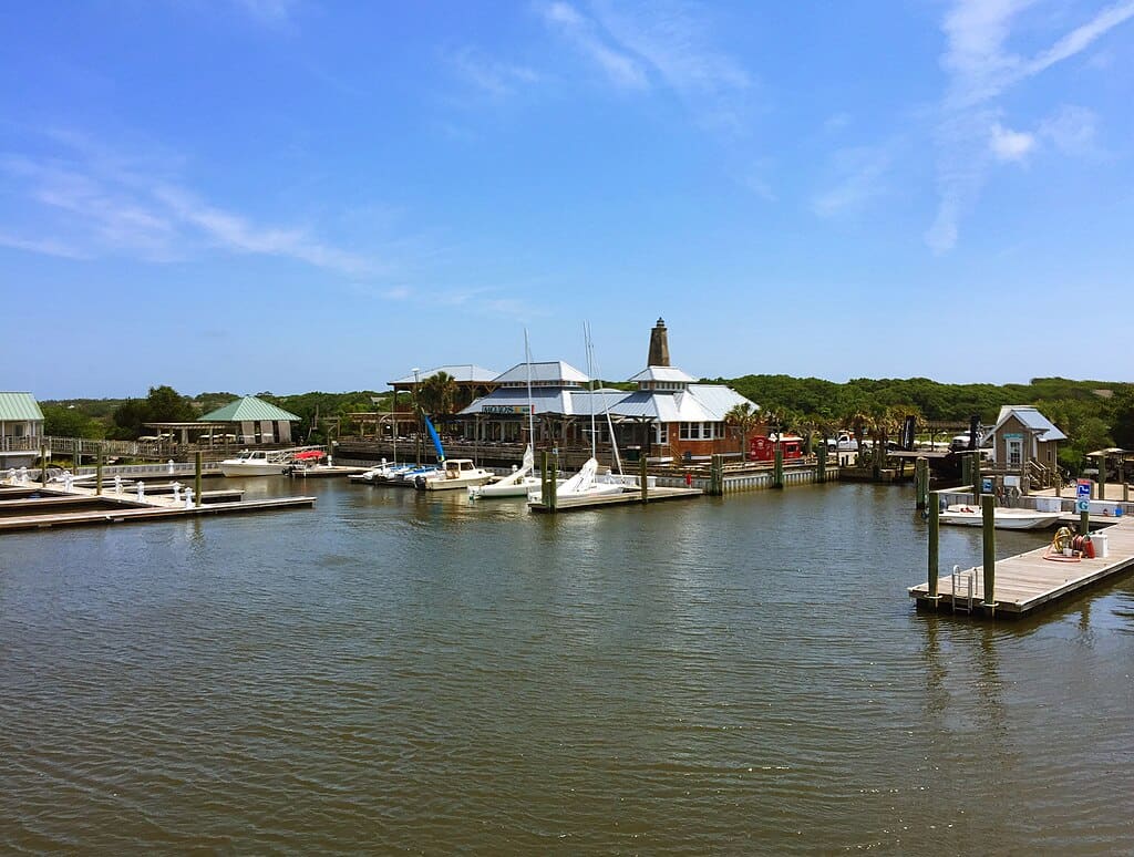 1024px-Bald_Head_Island_NC_-_Harbor_-_panoramio_(1)