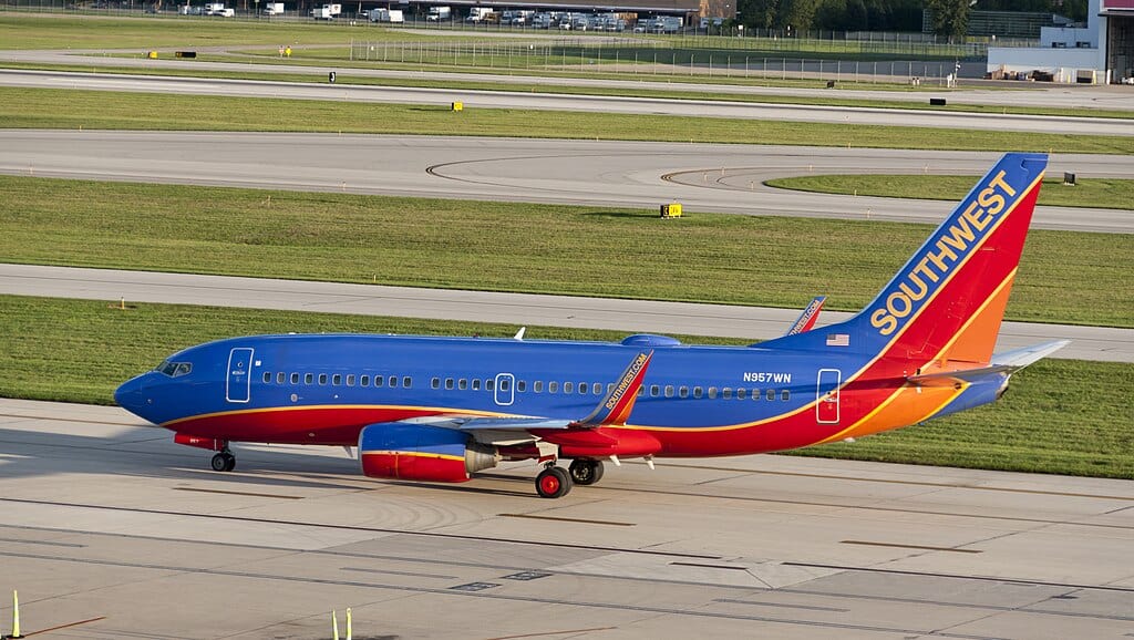 1024px-Boeing_737-700_of_Southwest_Airlines_preparing_to_Takeoff_KCMH_1