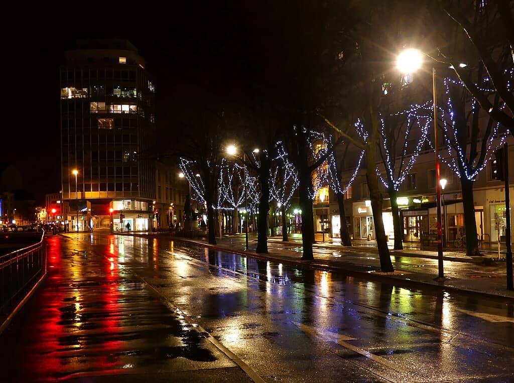 1024px-Boulevard_du_Musée_à_Chambéry_sous_la_pluie_au_feu_rouge_(2018)