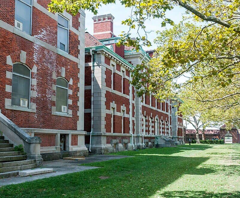 1024px-Ellis_Island_General_Hospital_Building_built_circa_1910_(view_2)