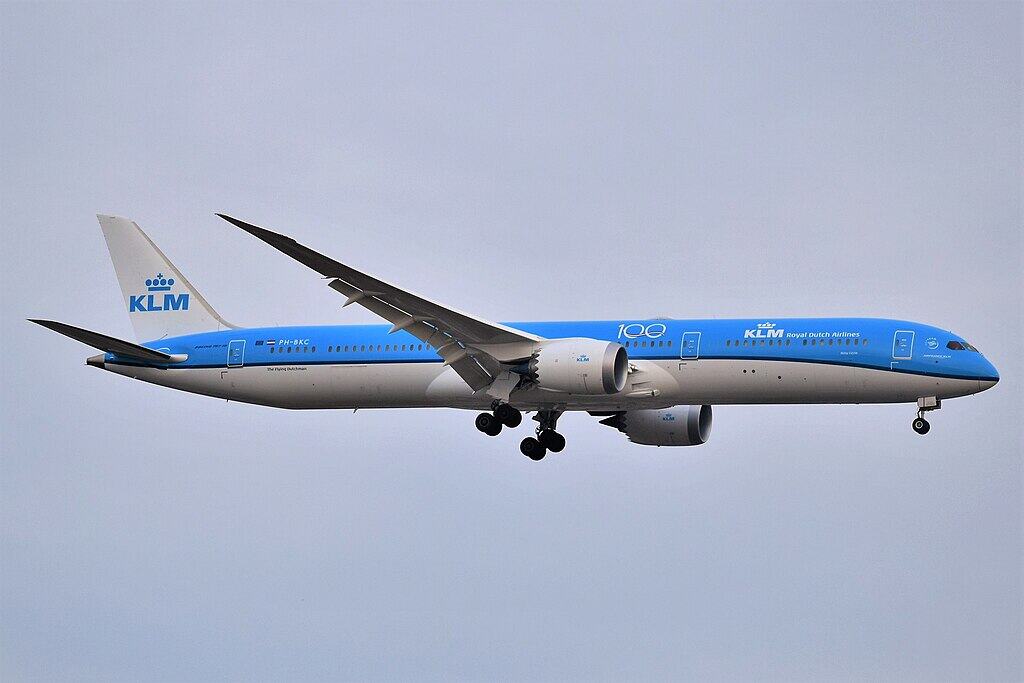 1024px-KLM_Royal_Dutch_Airlines_Boeing_787-10_Dreamliner_PH-BKC_approaching_JFK_Airport