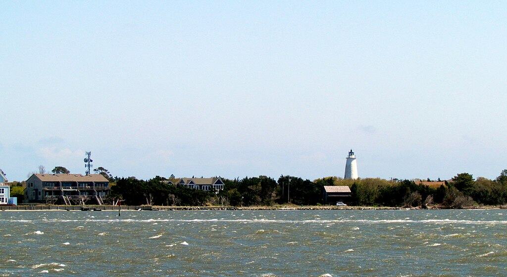 1024px-Lighthouse_Ocracoke_Island_NC_0470_(26553852571)