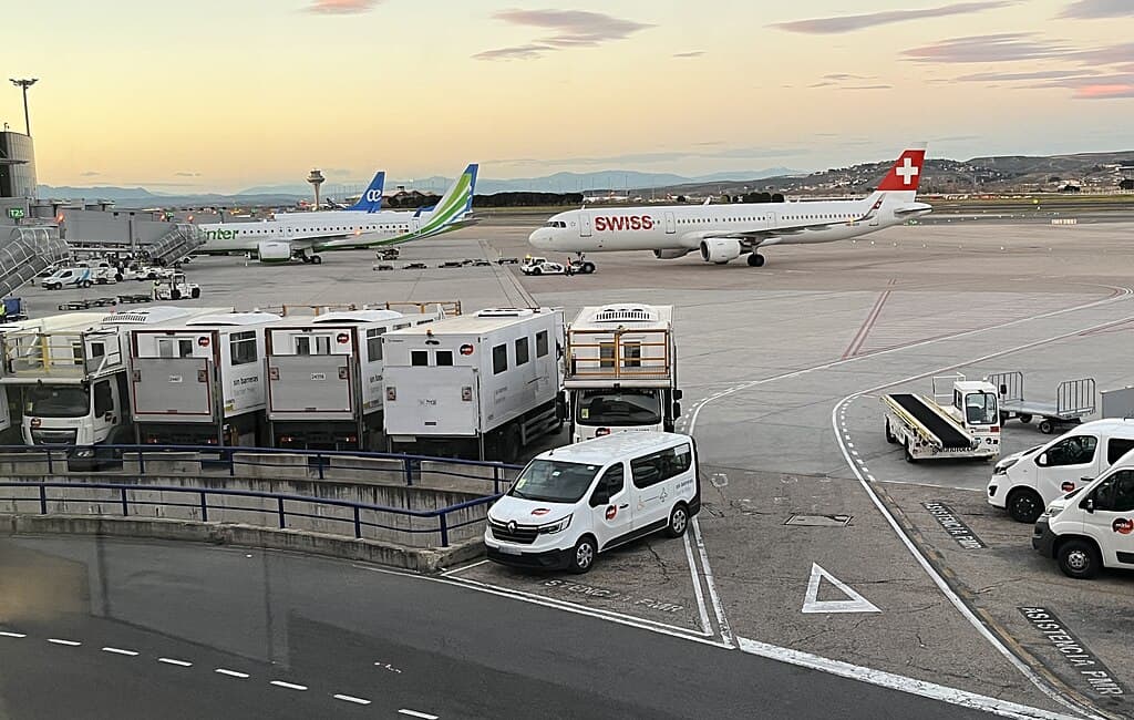1024px-Madrid-Barajas_(MAD)_-_Swiss_A321_Binter_Canarias_E195-E2_-_2025-03-28
