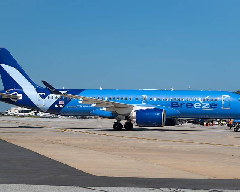 1024px-N211BZ_-_KHPN_-_1-10-23