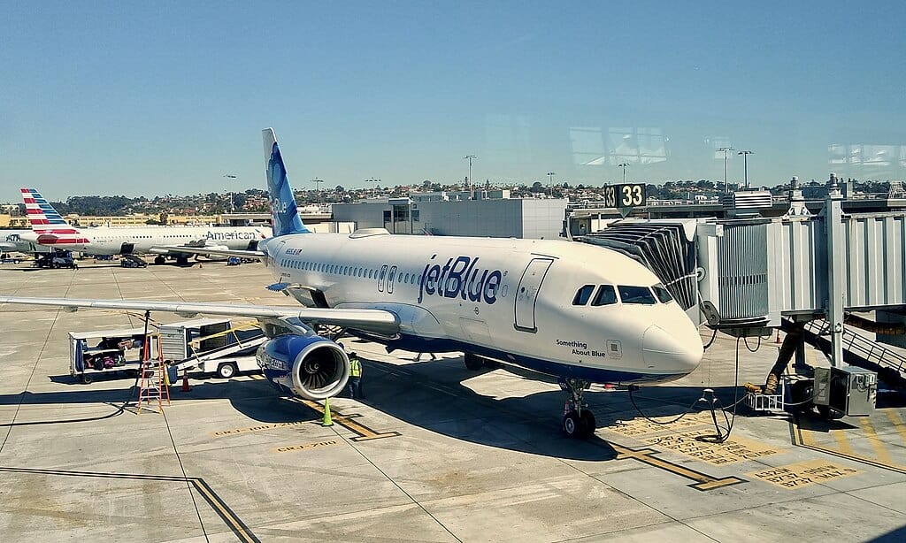 1024px-N665JB_JetBlue_at_SAN