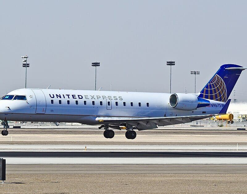 1024px-N967SW_United_Express_(SkyWest_Airlines)_2003_Canadair_Bombardier_CL-600-2B19_Regional_Jet_CRJ-200LR_(cn_7872)_(7180450648)