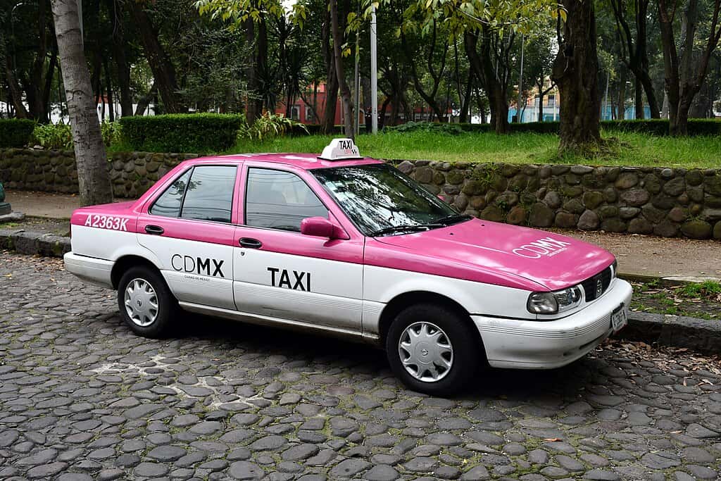 1024px-Nissan_Tsuru_taxi_Mexico_Ciudad