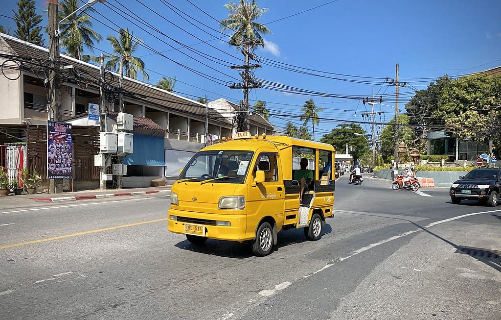 1024px-Phuket,_Thailand_December_2021_-_Yellow_taxi