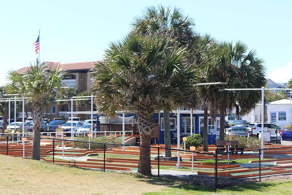 1024px-Rear_side_of_Amelia_Island_Putt-Putt,_Main_beach