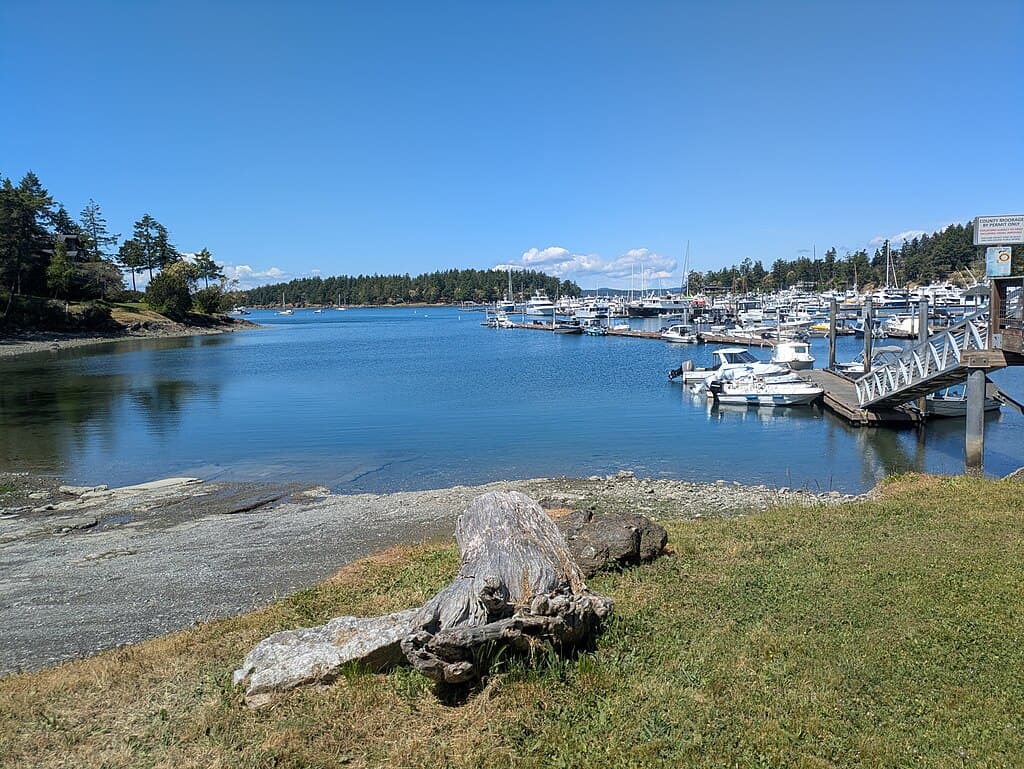 1024px-San_Juan_Island_bike_tour_(43160)