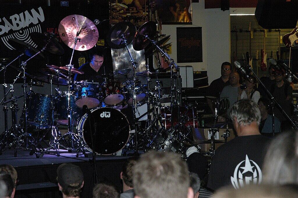 1024px-Terry_Bozzio_at_2010_DrummerFest