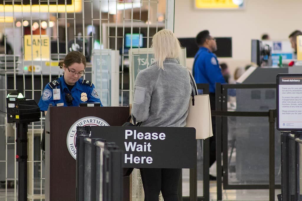1024px-Transportation_Security_Administration_Checkpoint_at_John_Glenn_Columbus_International_Airport