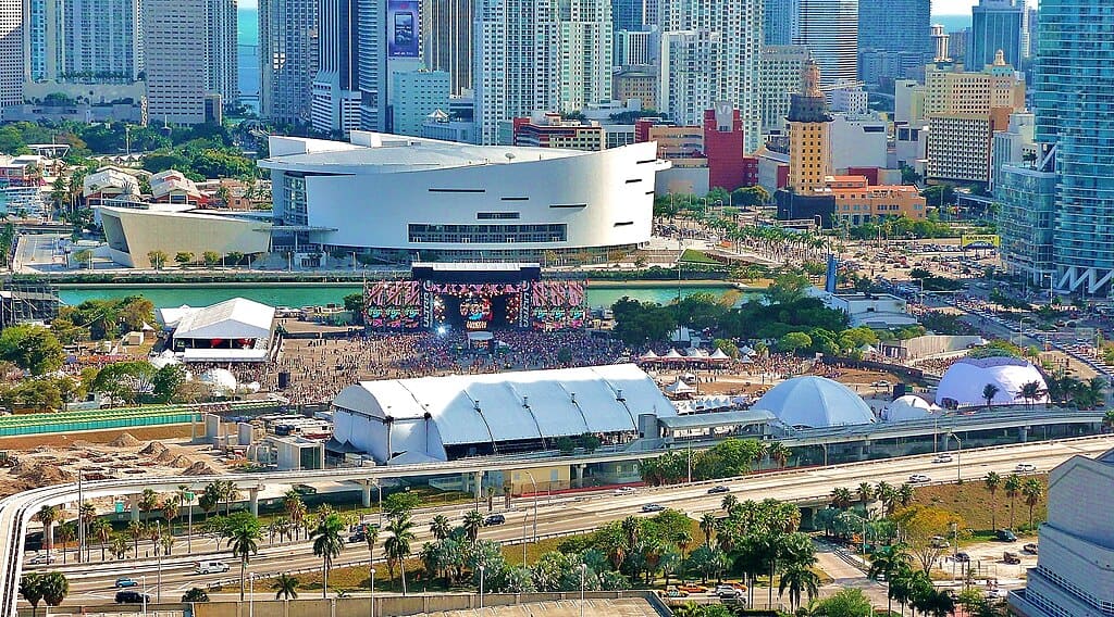 1024px-Ultra_Music_Festival_20110326