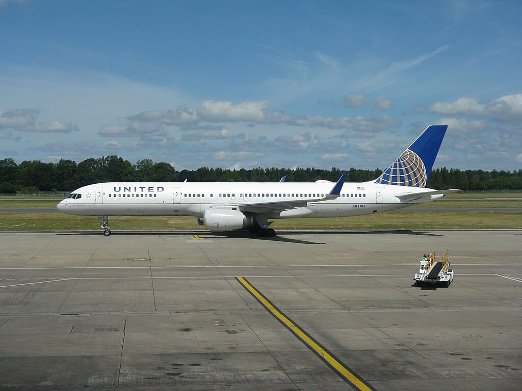 1024px-United_Airlines_757_at_Edinburgh_-_geograph.org.uk_-_5835476