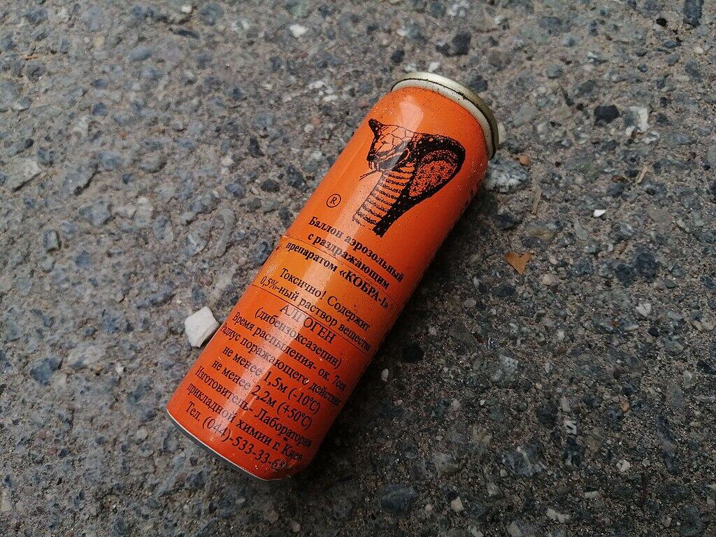 1024px-Used_canister_of_Ukrainian_Kobra-1_tear_gas_spray_with_dibenzoxazepine_CR_gas