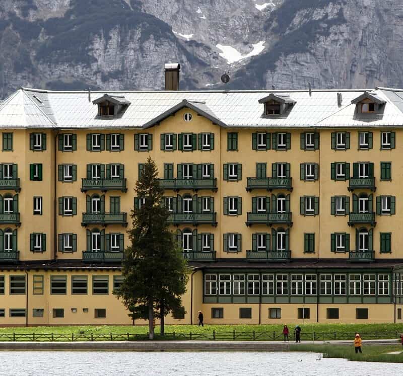 mountain-hotel-1567013_1280