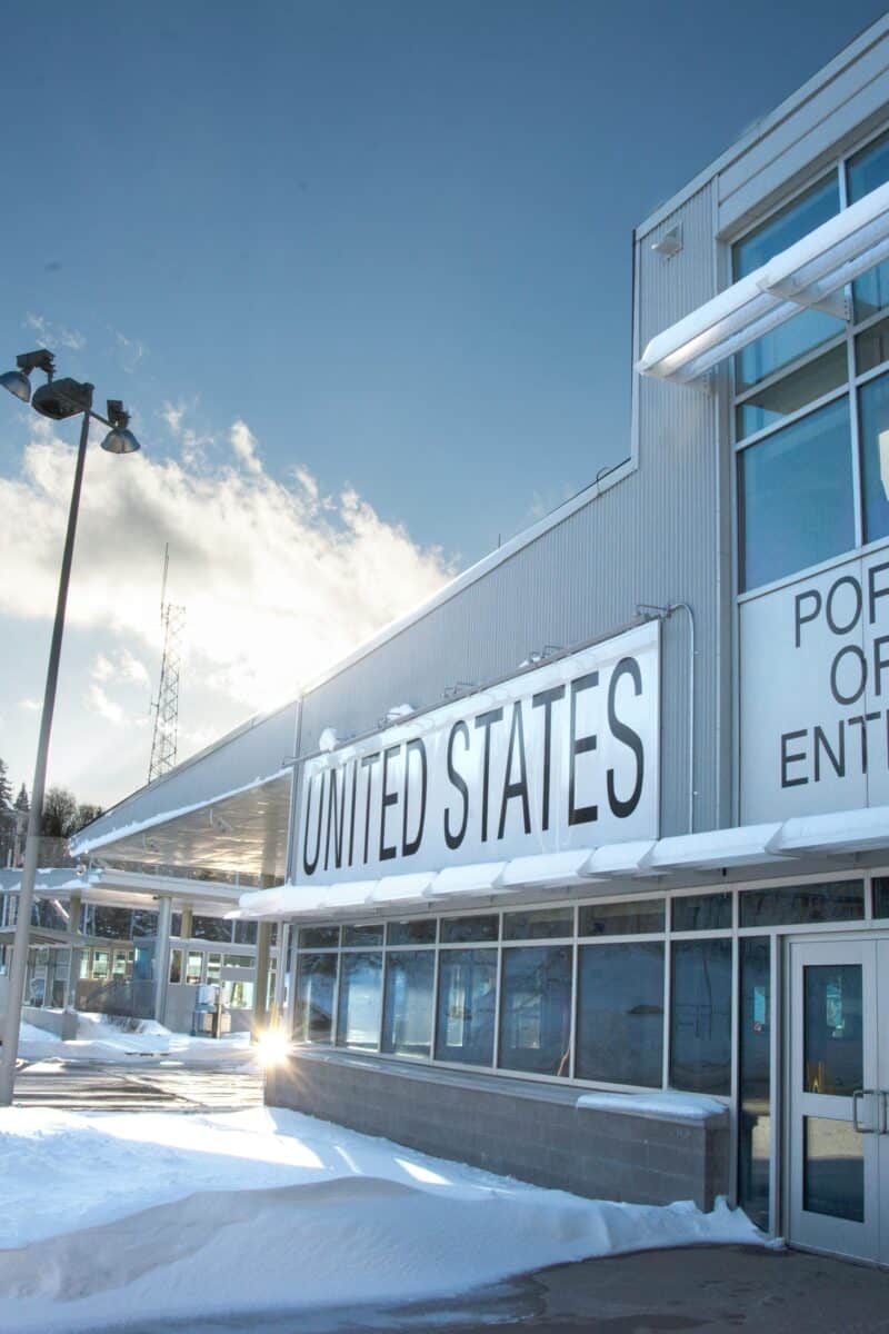 US Canada border crossing vehicles