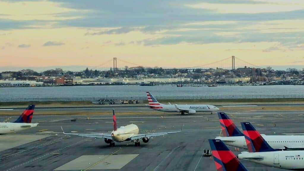 LaGuardia Airport (LGA)