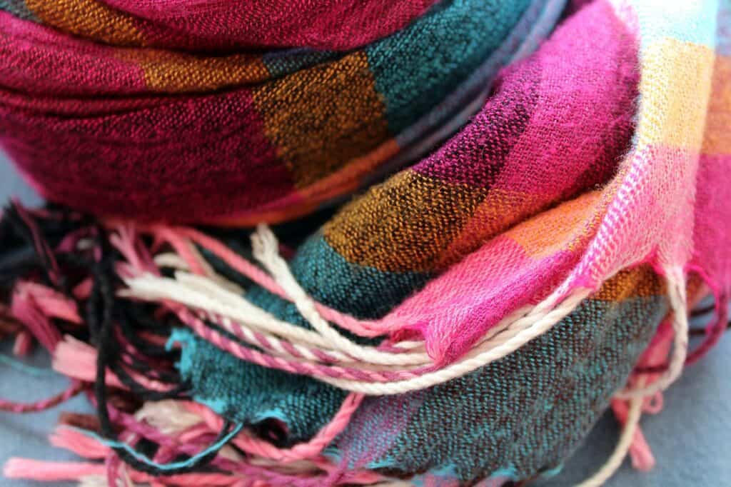 scarf-3118637_1280