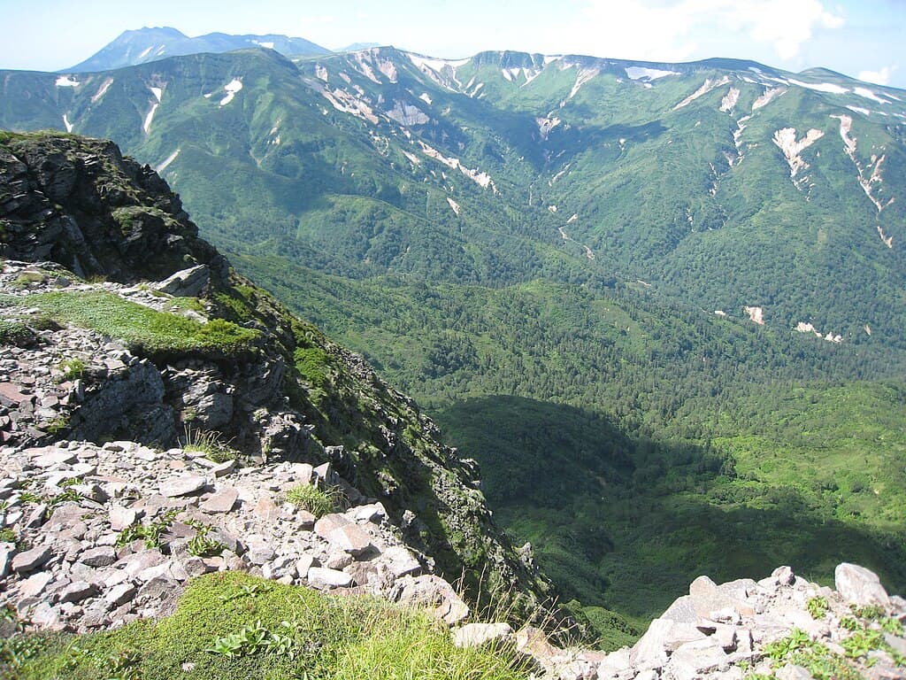 1024px-August_2009,_Daisetsuzan,_three_days_of_hiking_towards_the_west_starting_from_白雲岳避難小屋_-97200