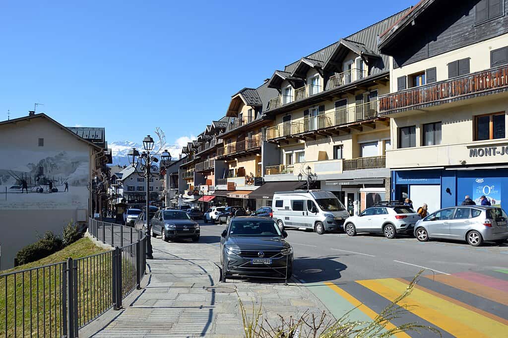 1024px-Avenue_du_Mont_d'Arbois,_Saint-Gervais-les-Bains,_2025