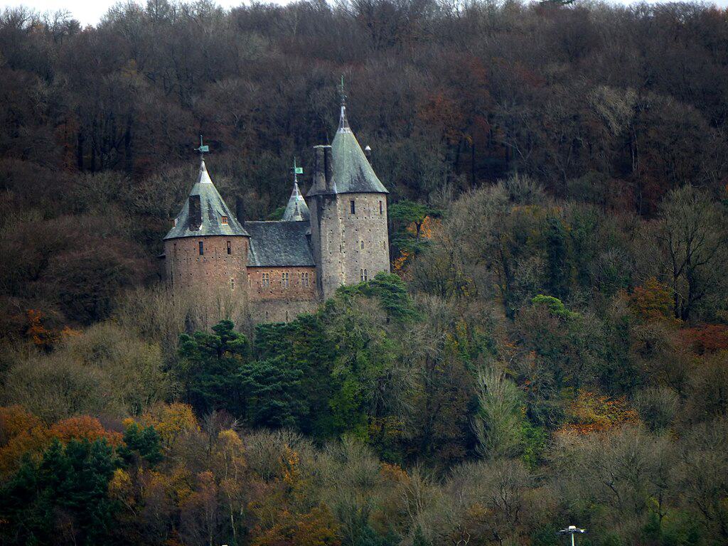 1024px-Castell_Coch_-_geograph.org.uk_-_5370491
