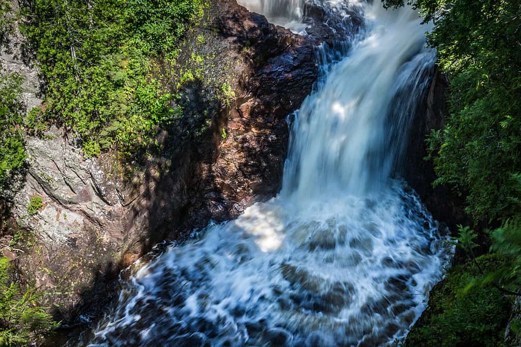 1024px-Devil's_Kettle_-_Judge_C.R._Magney_State_Park_-_Minnesota_(35809120200)